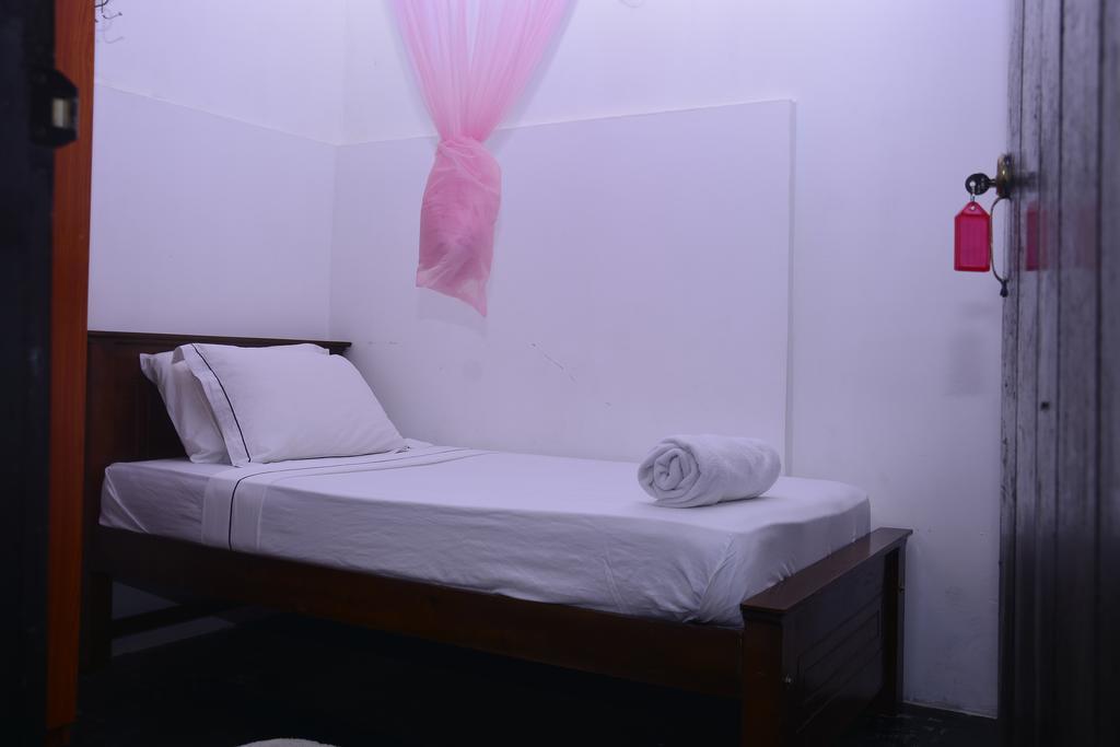 Livinginn Полоннарува Екстер'єр фото
